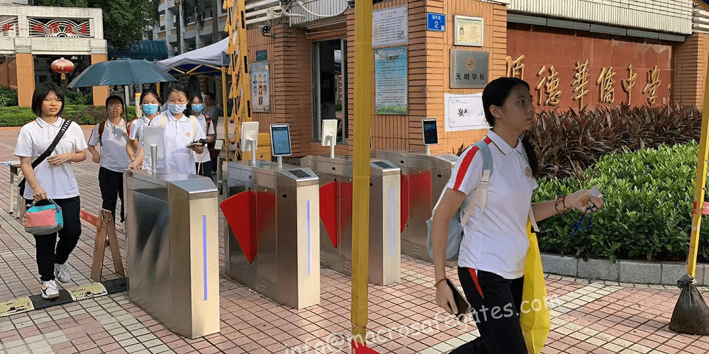 puerta torniquete en las escuelas