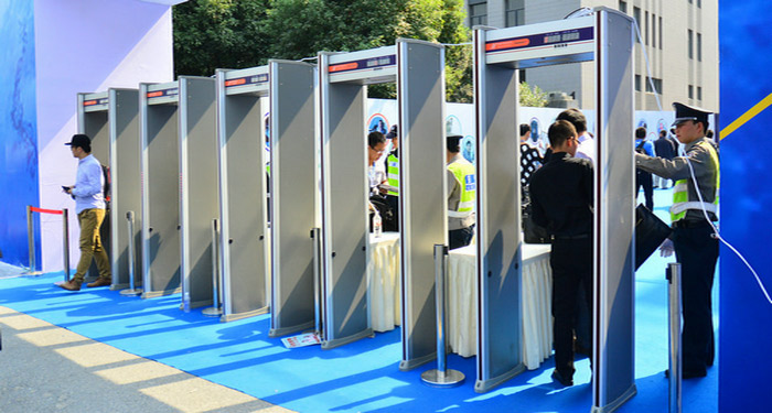  How does a walk through metal detector work